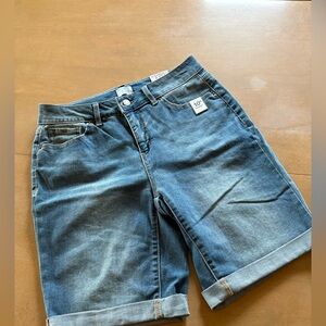 Time & Tru Denim Bermuda Shorts 10” Inseam Size 10 Medium Wash Stretch NWT
